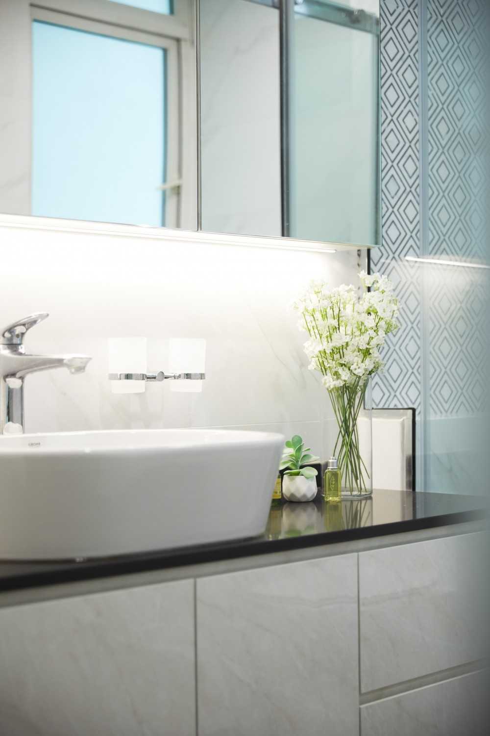 Scandinavian Bathroom with Mirror and Bathroom Storage