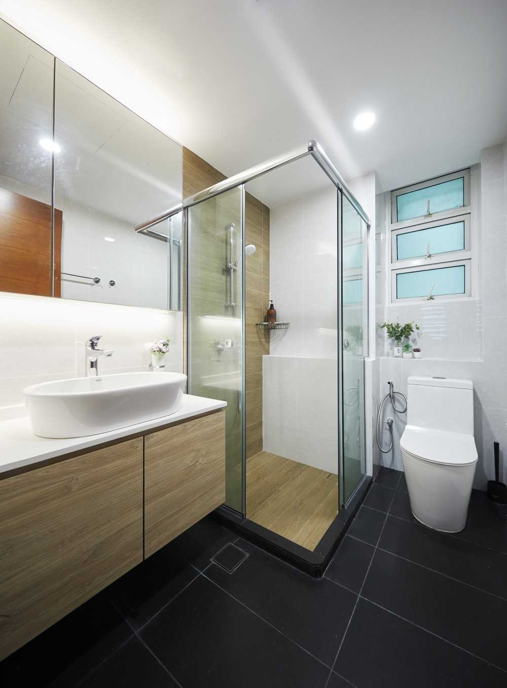 Scandinavian Bathroom with Mirror and Bathroom Storage