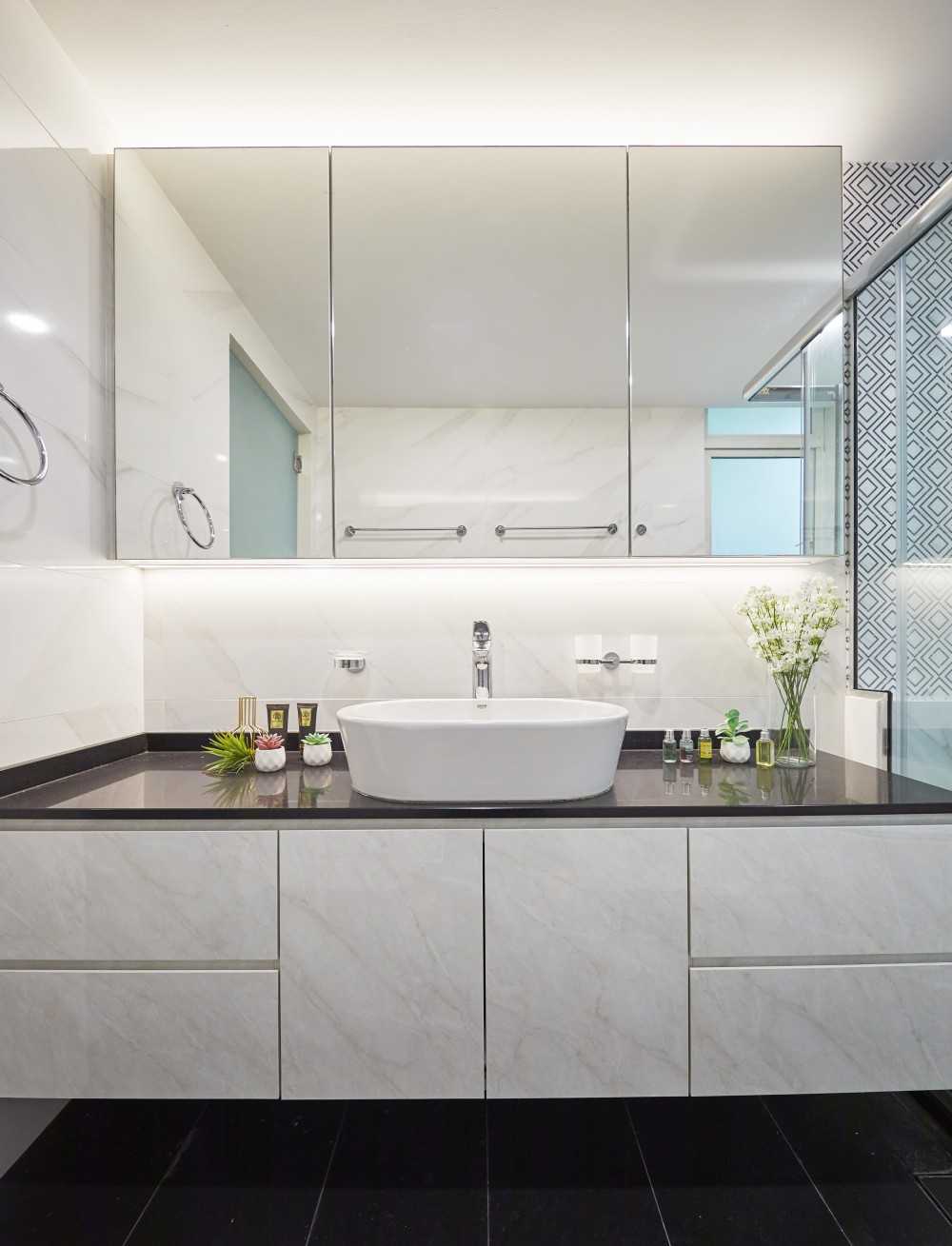 Scandinavian Bathroom with Mirror and Bathroom Storage