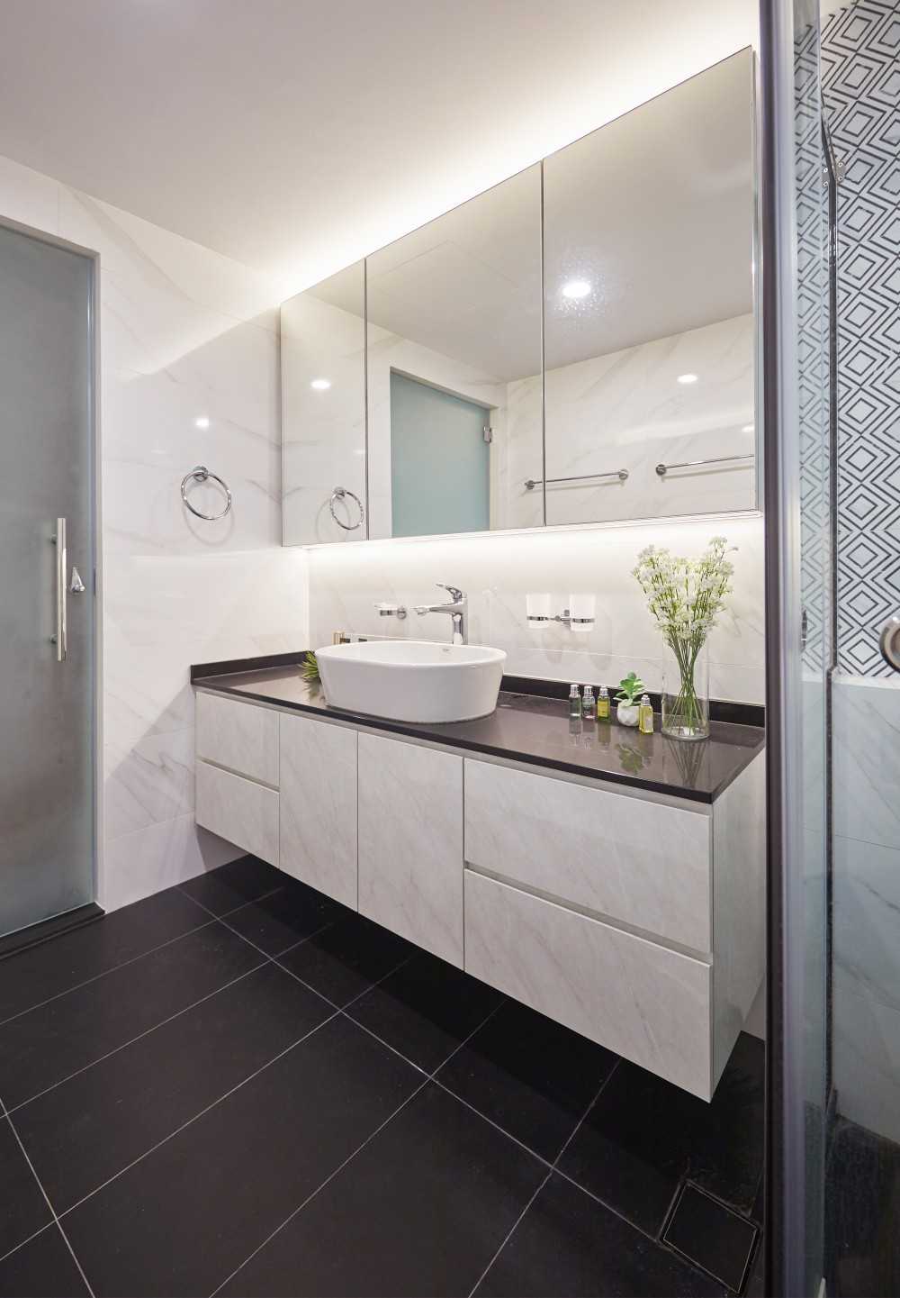Scandinavian Bathroom with Mirror and Bathroom Storage