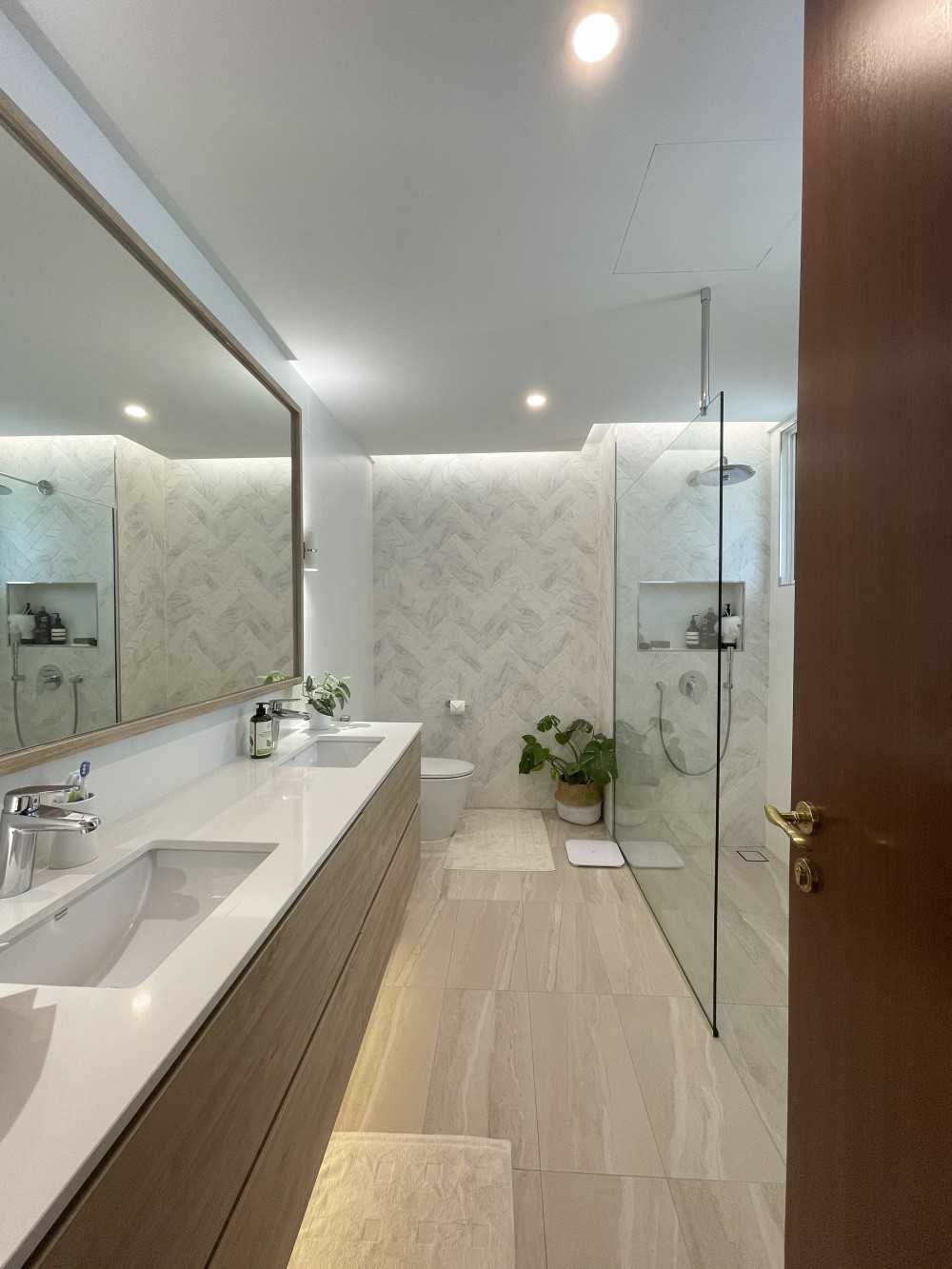 Scandinavian Bathroom with Mirror and Bathroom Storage