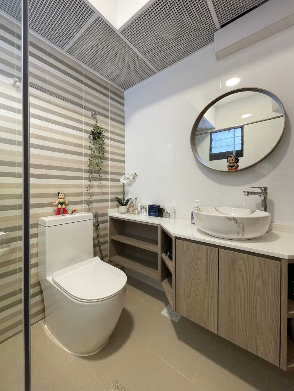 Scandinavian Bathroom with Mirror and Bathroom Storage
