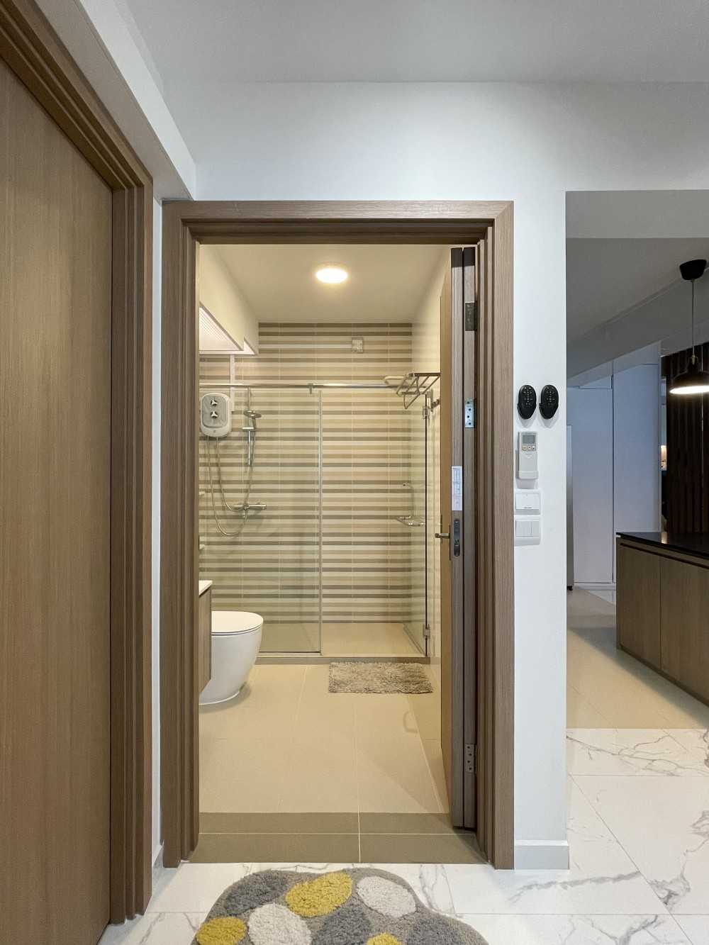 Scandinavian Bathroom with Bathroom Accessories and Flooring