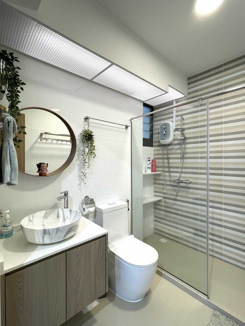 Scandinavian Bathroom with Mirror and Bathroom Storage