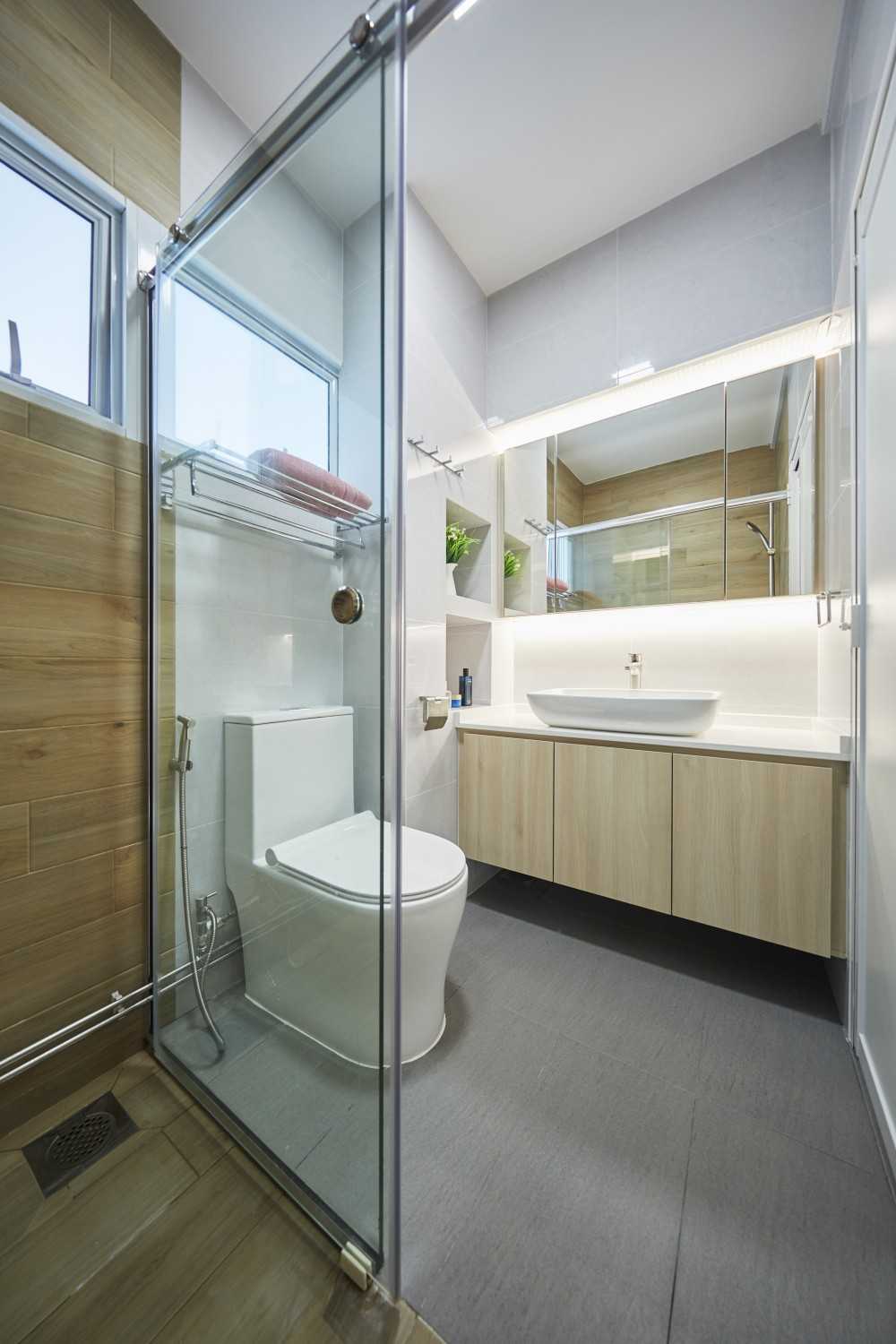 Modern Bathroom with Mirror and Bathroom Storage