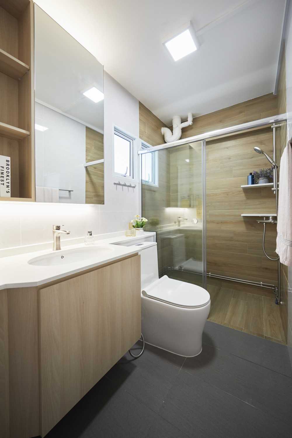 Modern Bathroom with Mirror and Bathroom Storage