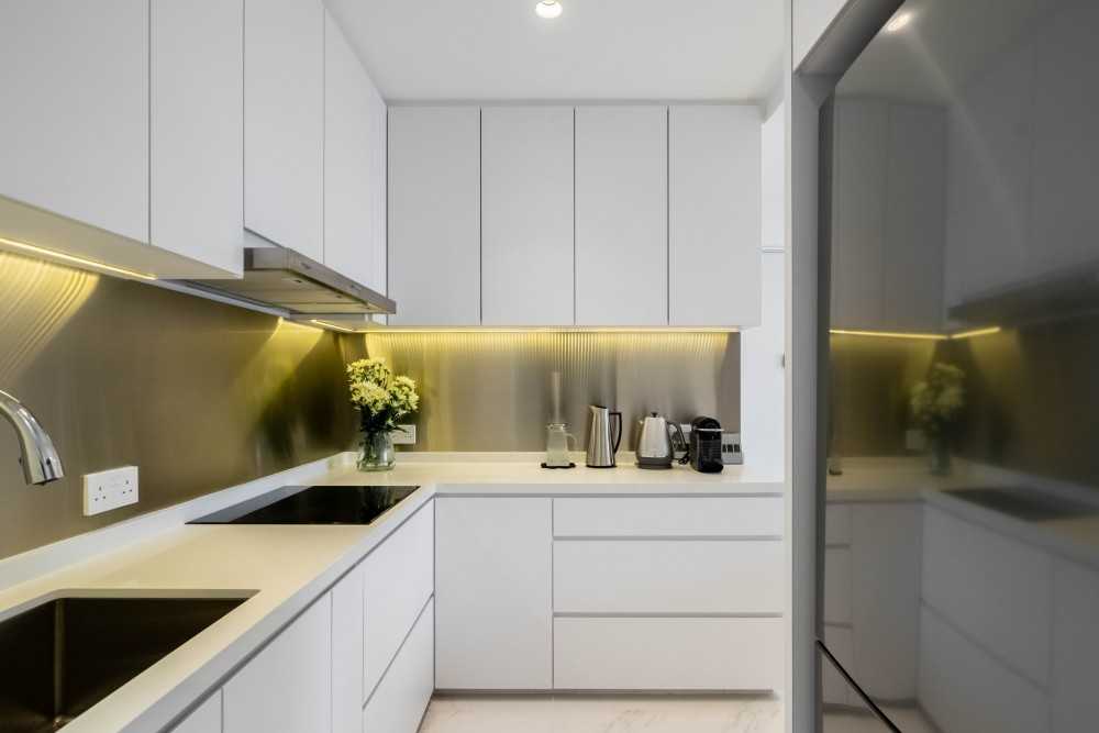 Minimalist Kitchen with Homogeneous Tiles and Herringbone Tiling