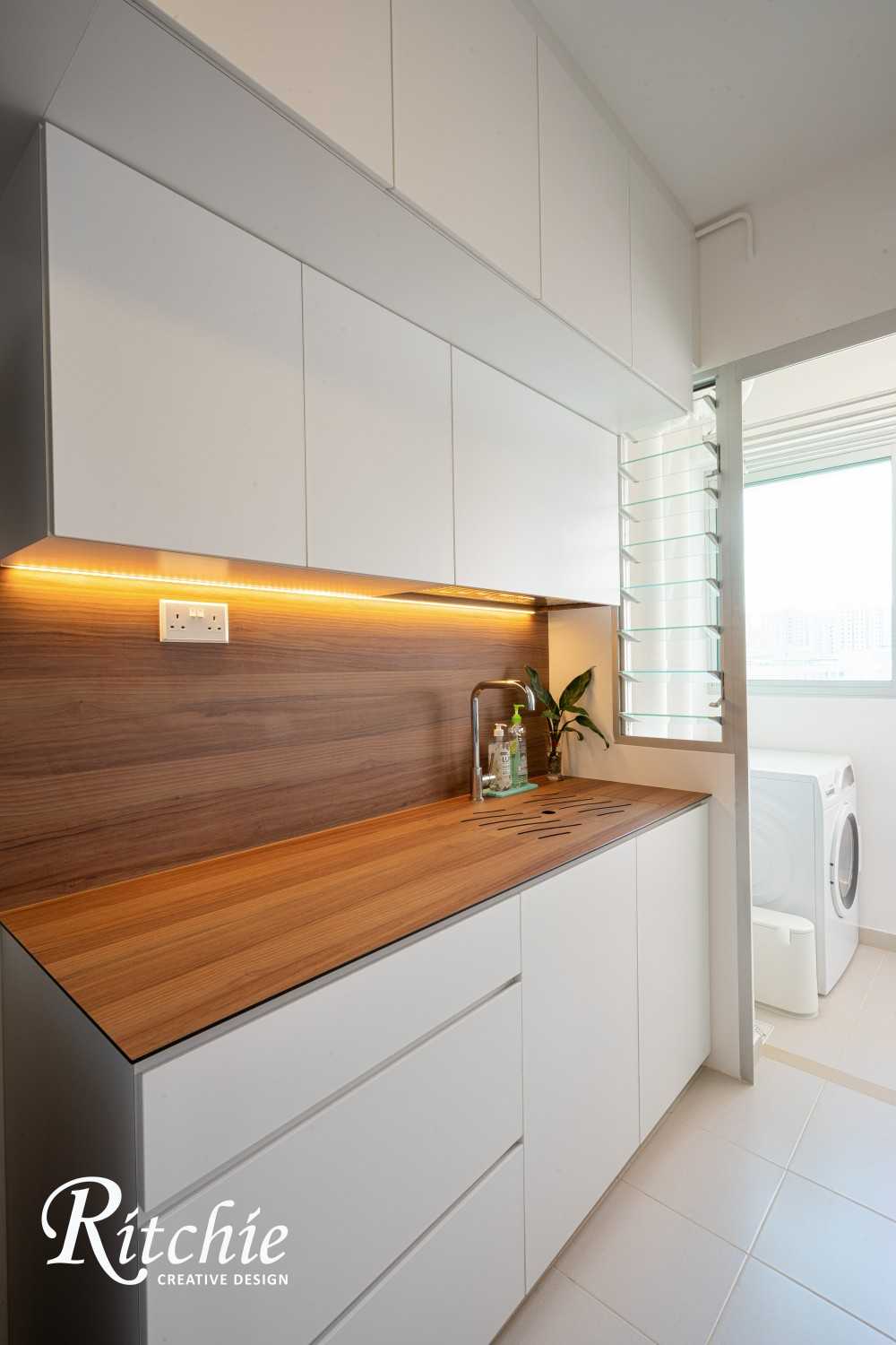 Minimalist Kitchen with Countertop and Homogeneous Tiles