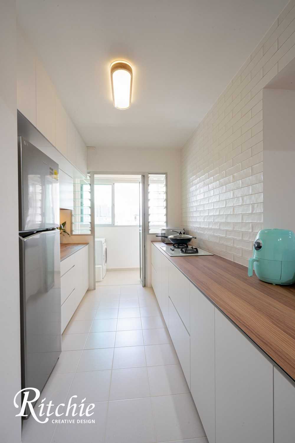 Minimalist Kitchen with Countertop and Homogeneous Tiles