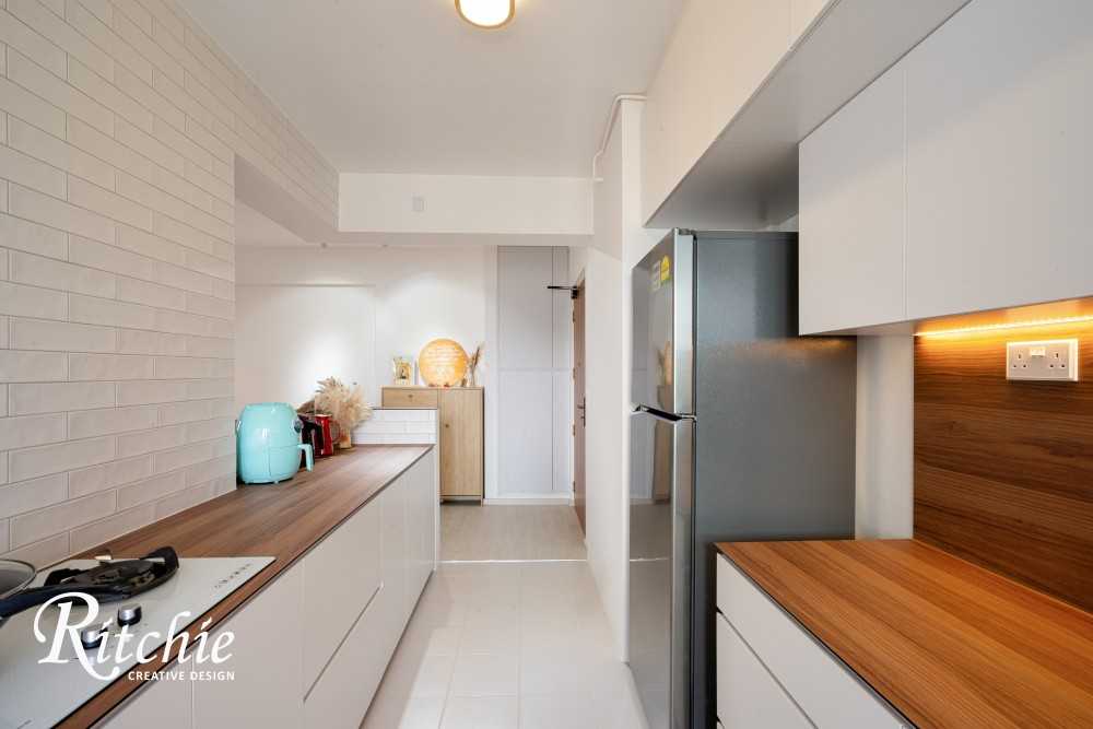 Minimalist Kitchen with Countertop and Kitchen Island