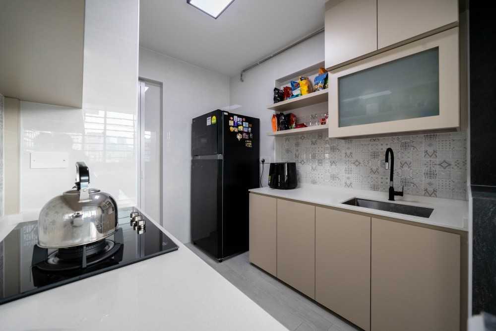 Contemporary Kitchen with Vinyl Flooring and Homogeneous Tiles