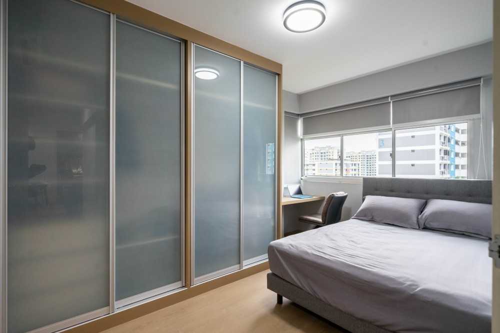 Contemporary Bedroom with Vinyl Flooring and Wardrobe