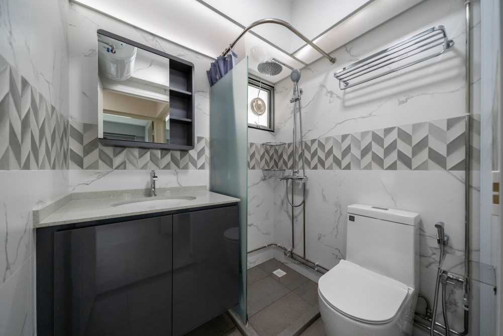 Contemporary Bathroom with Homogeneous Tiles and Shower Screen