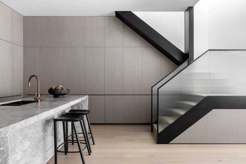 Contemporary Kitchen with Parquet Floor and Open Kitchen