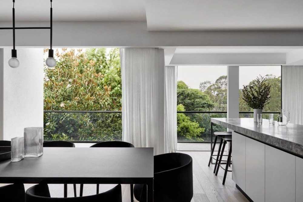 Contemporary Kitchen with Parquet Floor and Open Kitchen