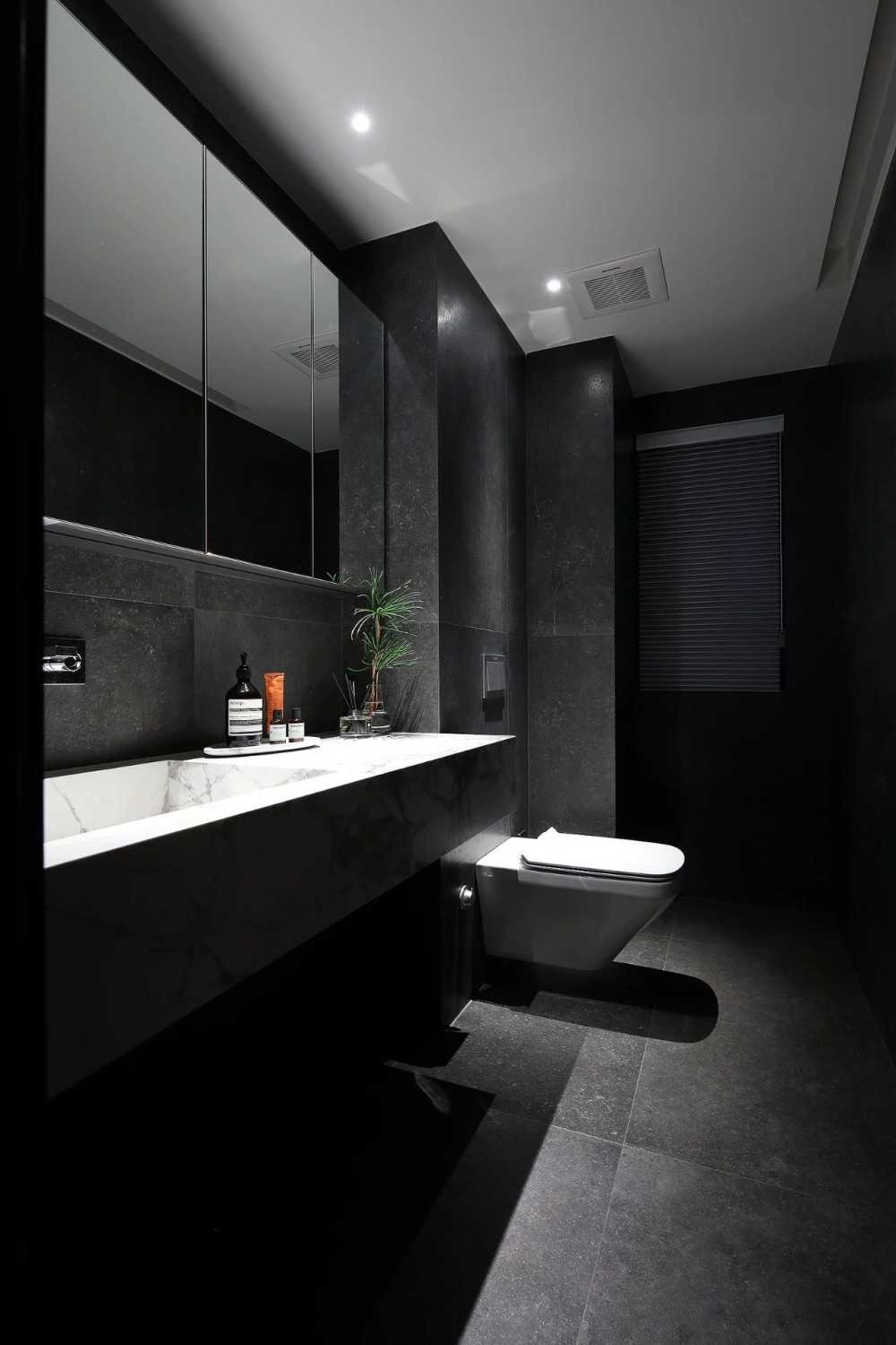 Contemporary Bathroom with Homogeneous Tiles and Mirror