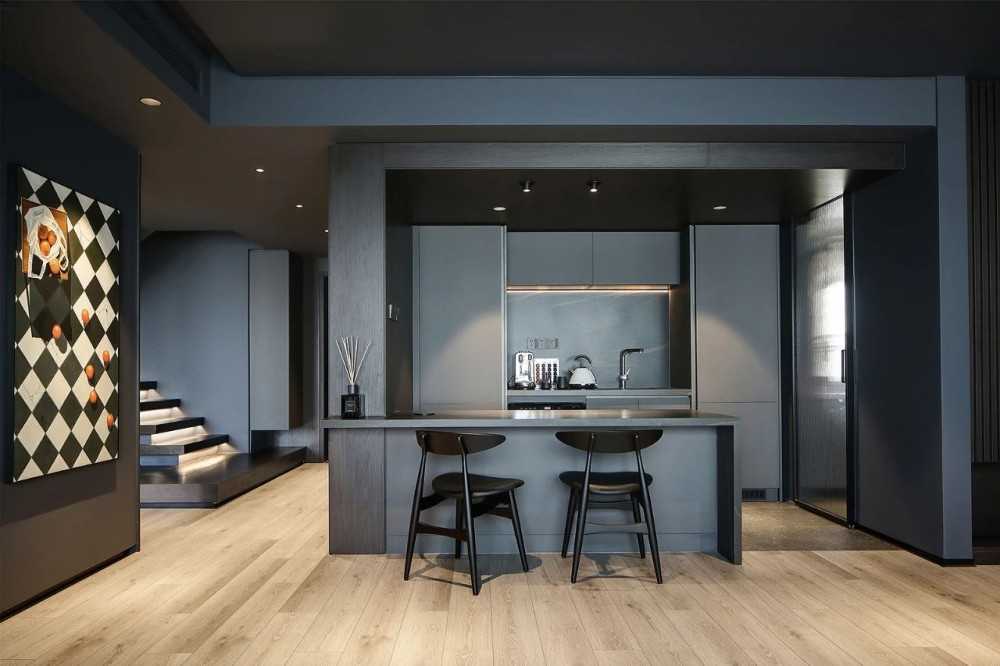Contemporary Kitchen with Kitchen Island and Breakfast Counter