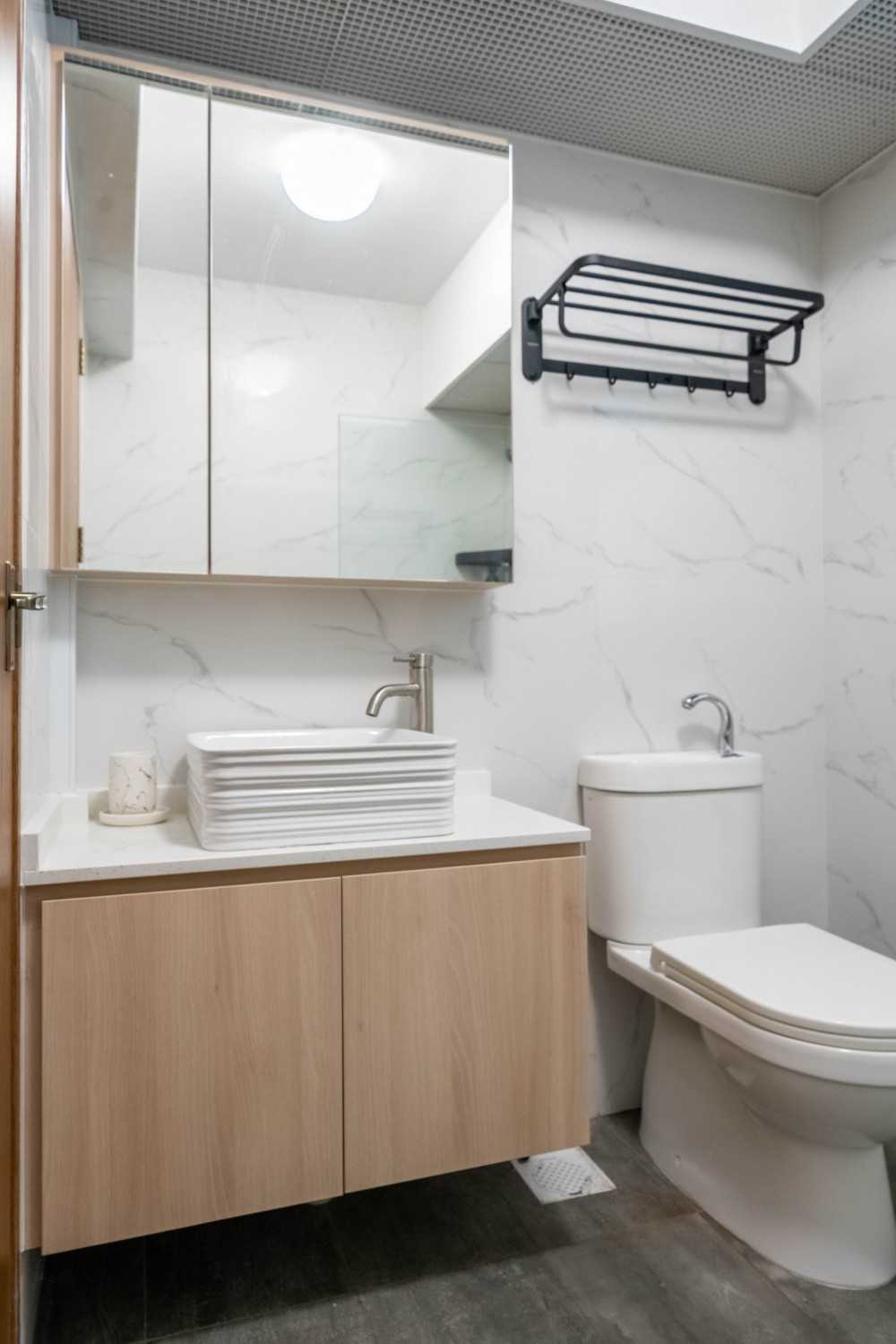Modern Bathroom with Homogeneous Tiles and Mirror