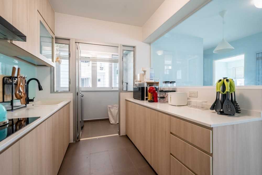 Modern Kitchen with Homogeneous Tiles and Kitchen Window