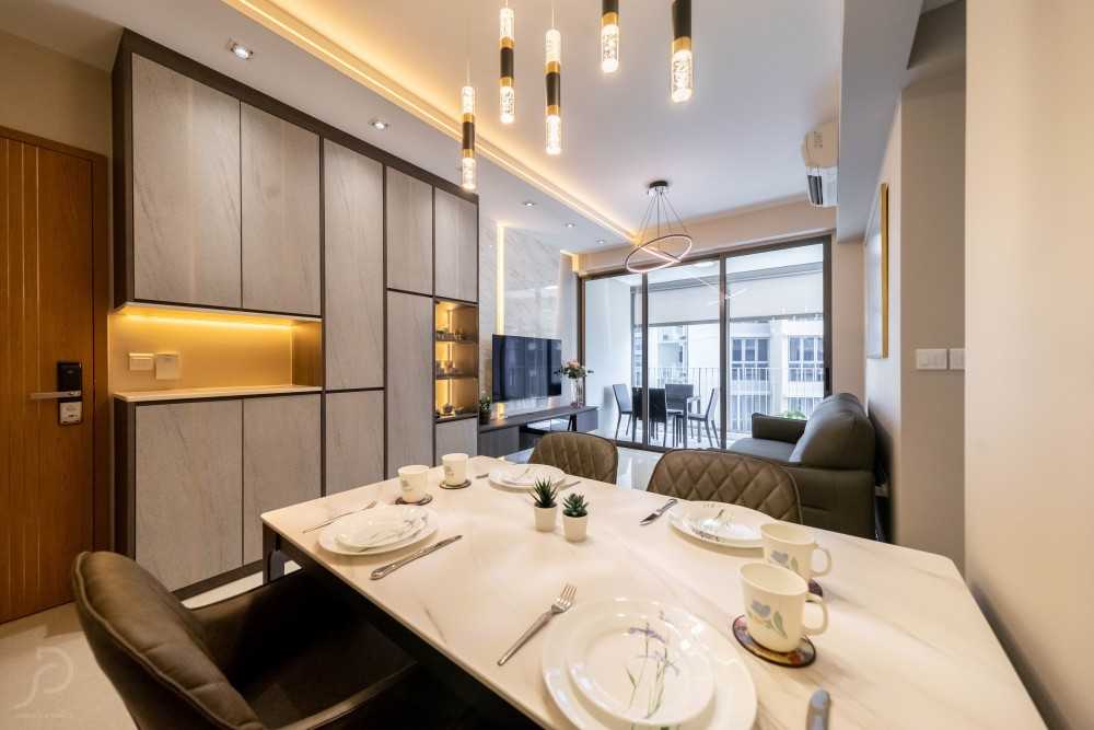 Contemporary Dining Room with Dining Table and Dining Chairs