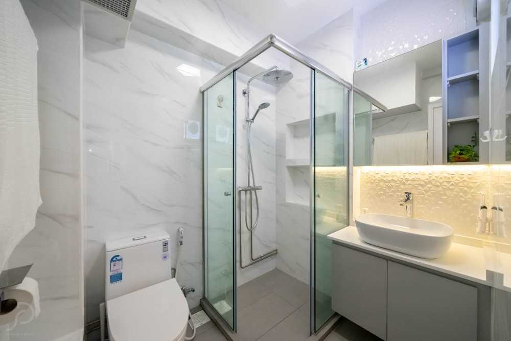 Modern Bathroom with Homogeneous Tiles and Mirror