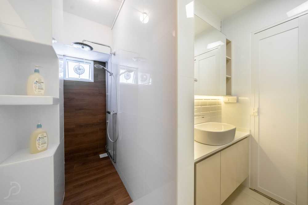 Modern Bathroom with Homogeneous Tiles and Wood Flooring