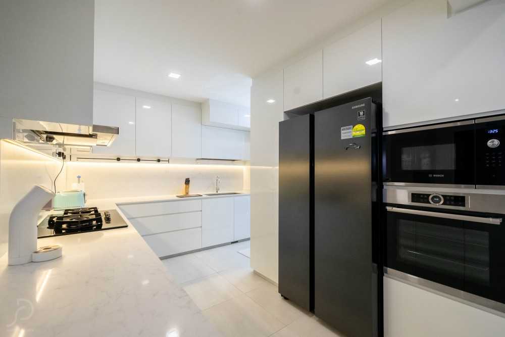 Modern Kitchen with Wood Flooring and Kitchen Island