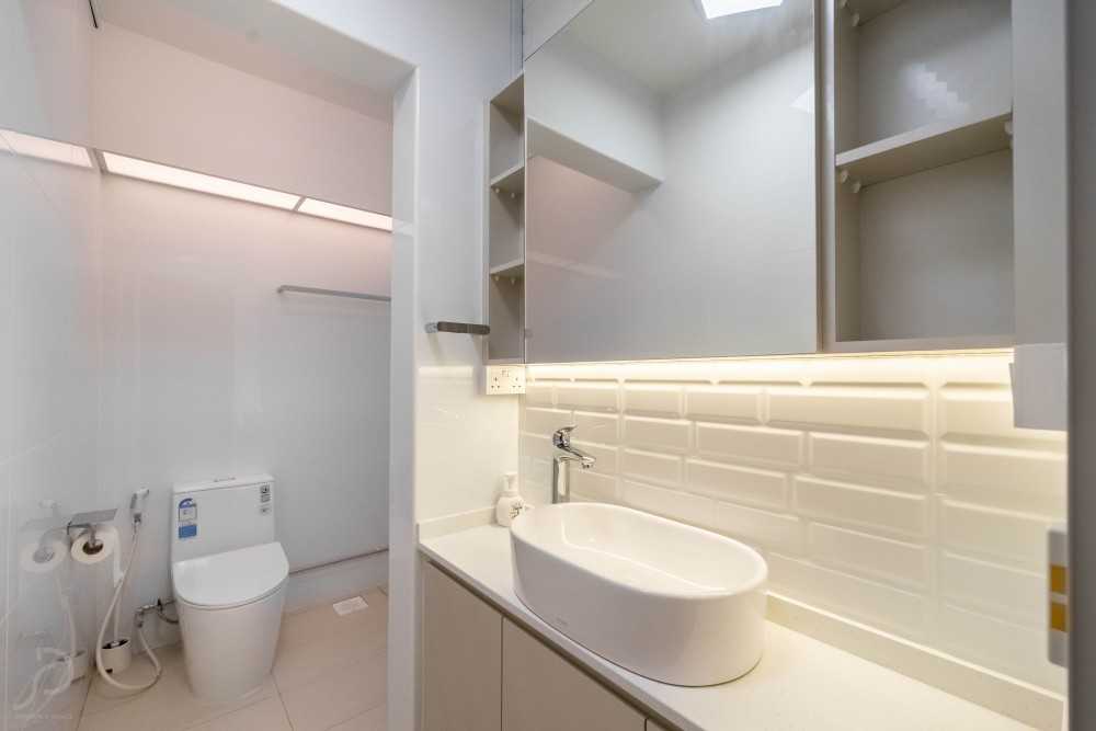 Modern Bathroom with Homogeneous Tiles and Shower Screen