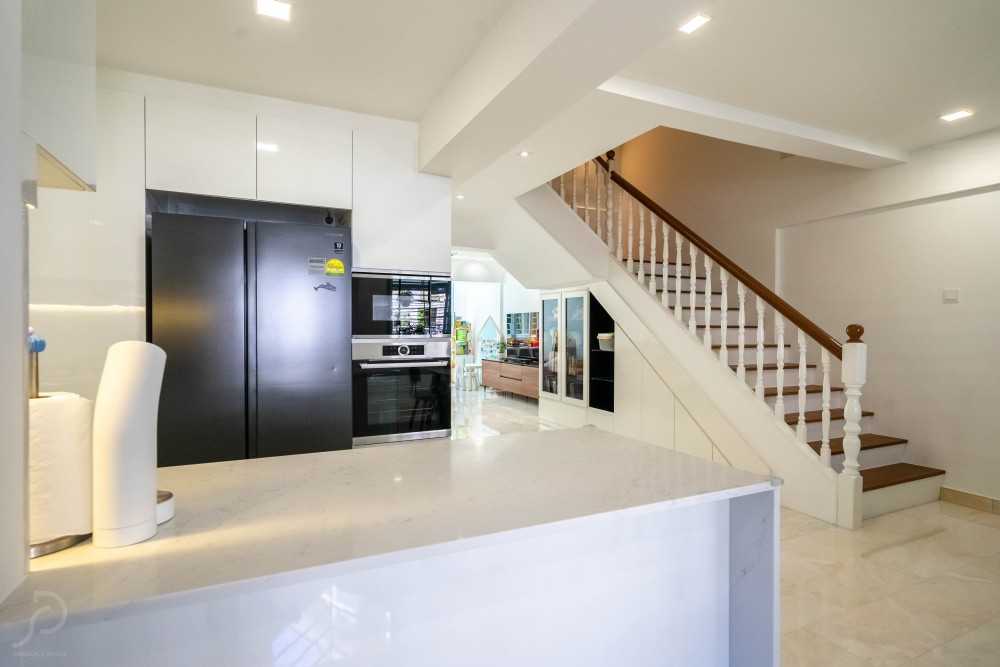 Modern Kitchen with Homogeneous Tiles and Kitchen Window