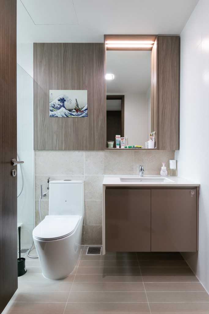 Modern Bathroom with Countertop and Mirror