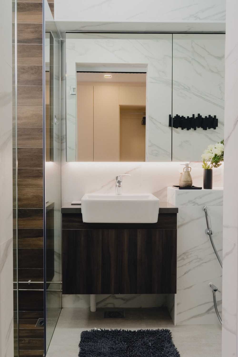 Modern Bathroom with Mirror and Vanity Counter