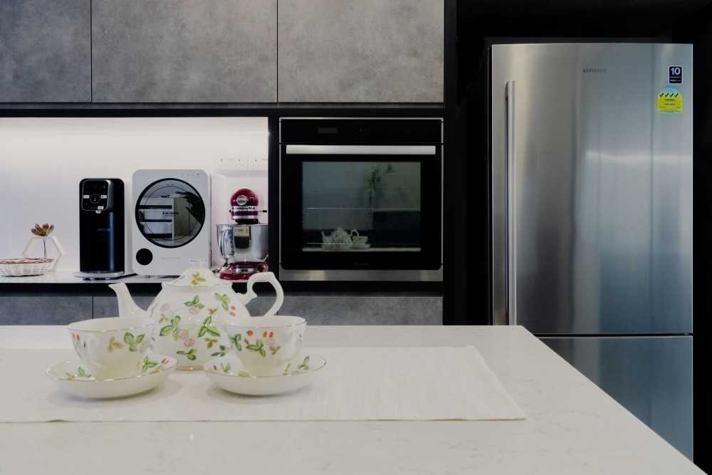 Modern Kitchen with Countertop and Kitchen Island