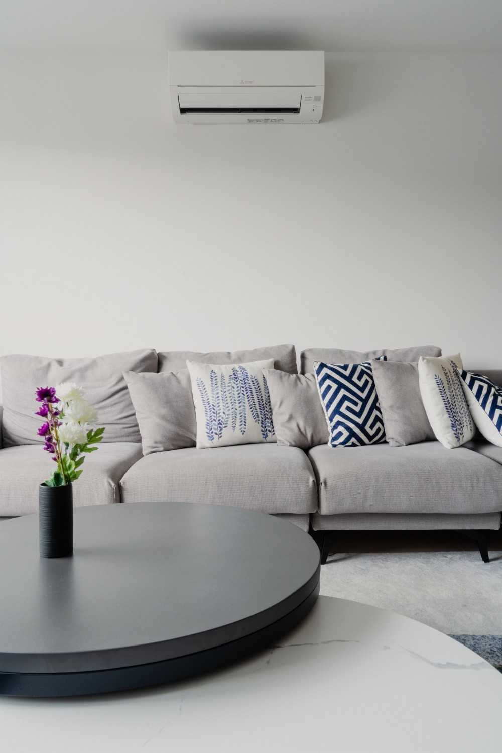 Modern Living Room with Carpet and Sofa