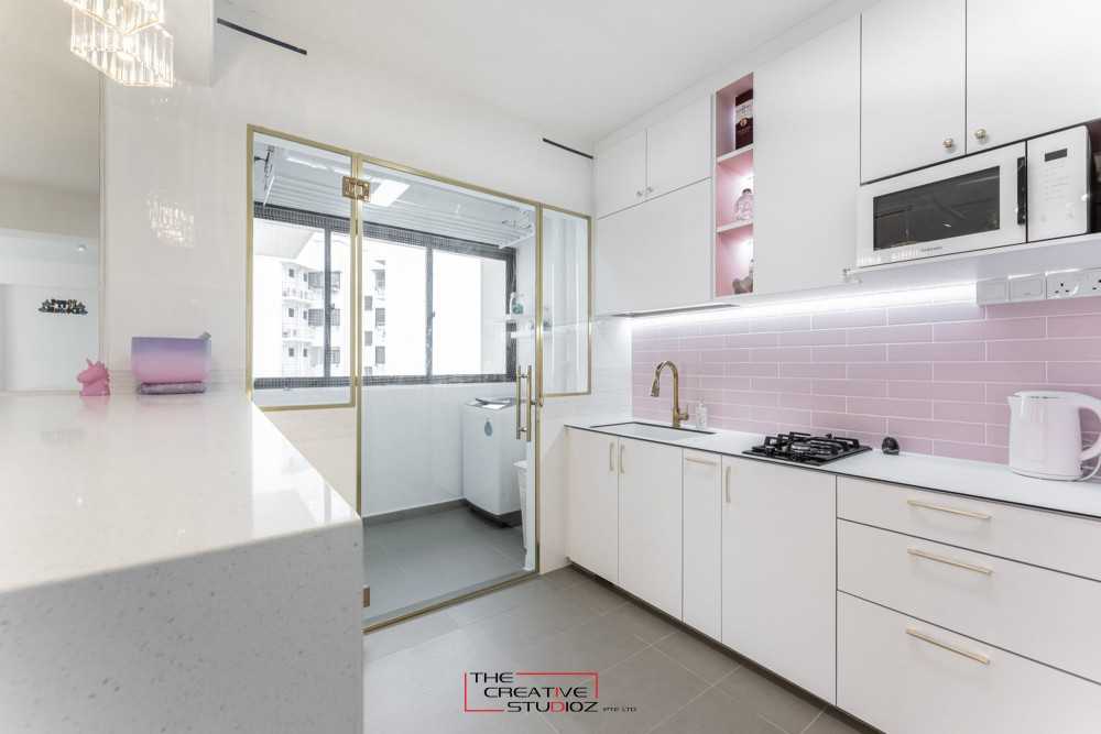 Minimalist Kitchen with Kitchen Island and Kitchen Backsplash