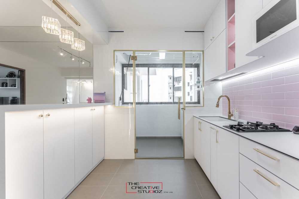 Minimalist Kitchen with Kitchen Island and Kitchen Backsplash