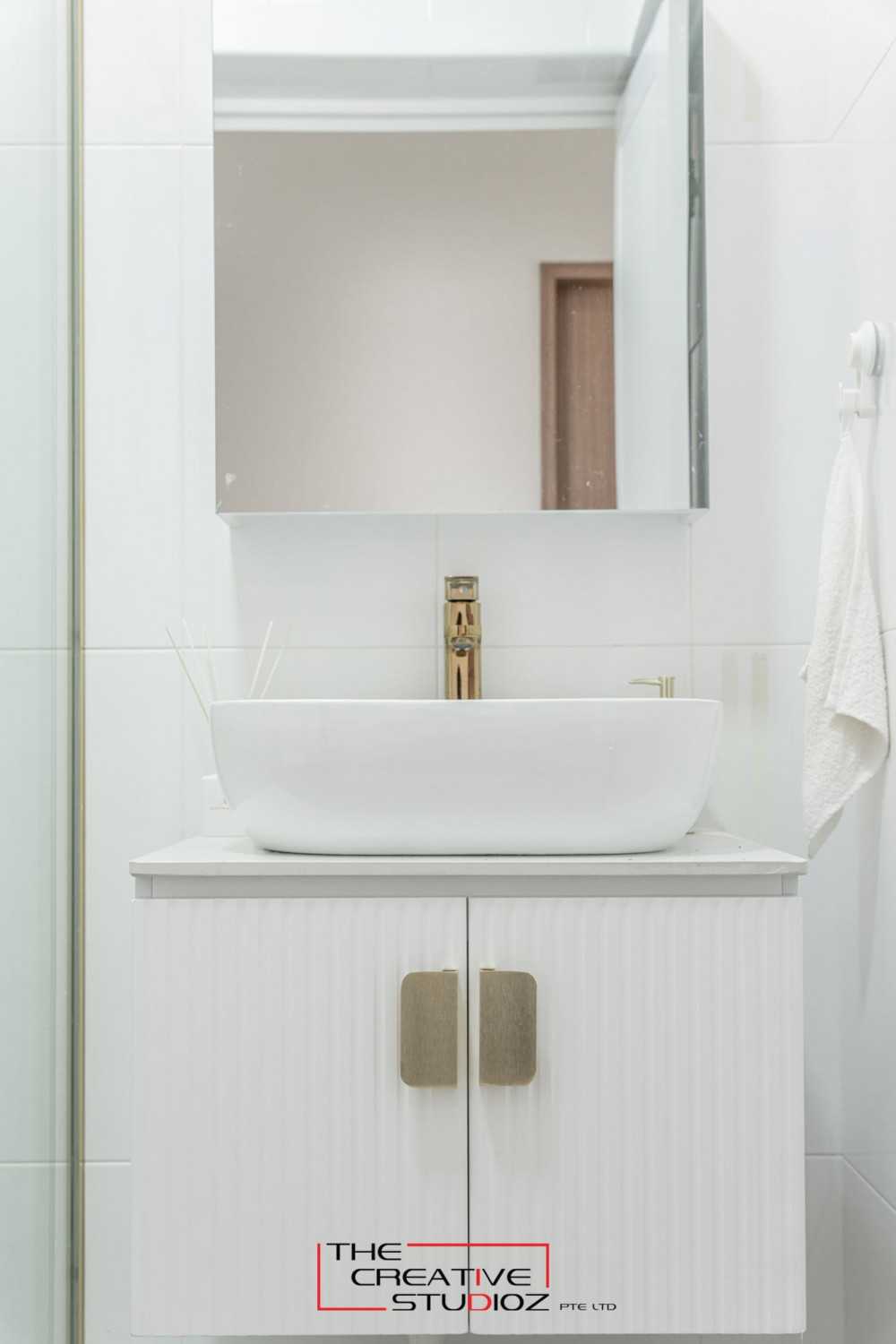 Minimalist Bathroom with Mirror and Bathroom Storage