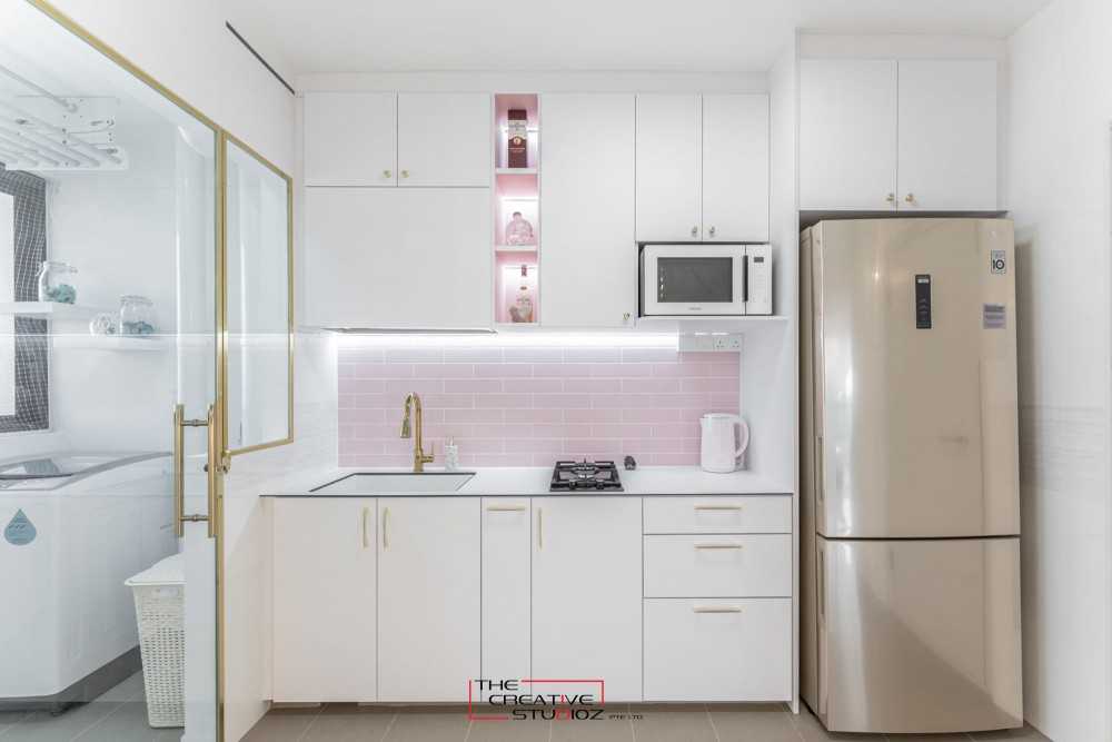 Minimalist Kitchen with Kitchen Island and Kitchen Backsplash