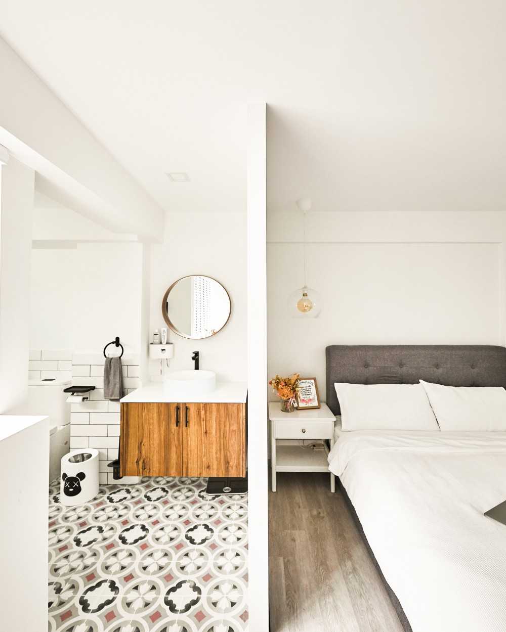 Modern Bathroom with Mirror and Mosaic