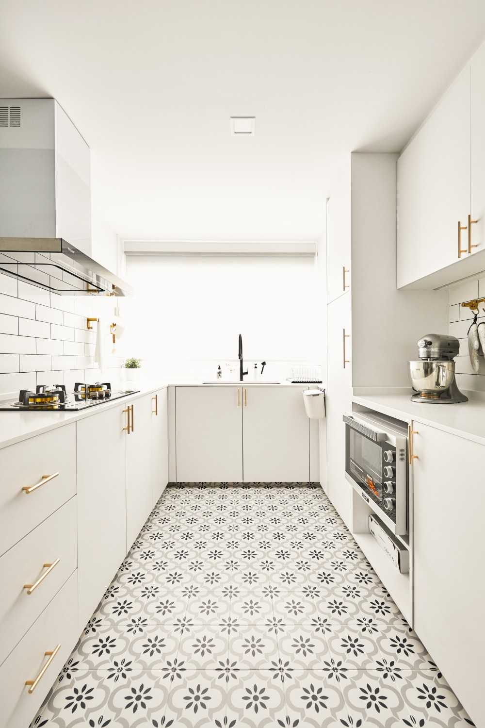 Modern Kitchen with Countertop and Mosaic