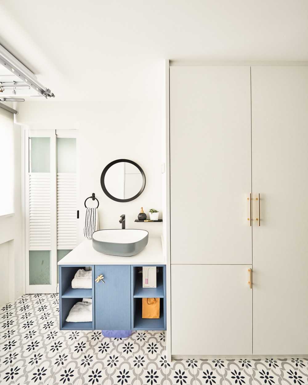Modern Bathroom with Mirror and Laundry Baskets