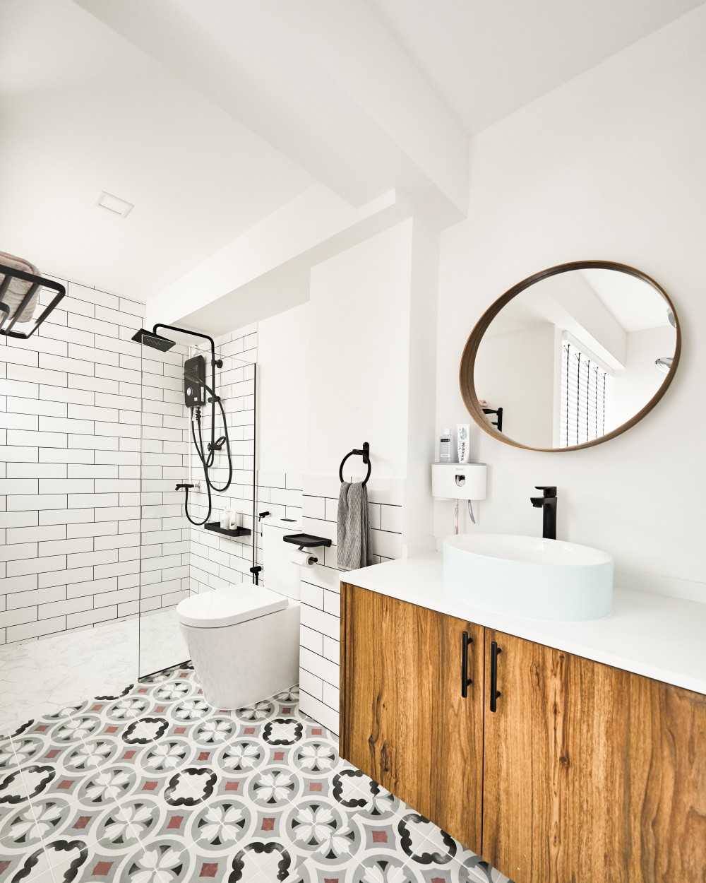 Modern Bathroom with Shower Screen and Mosaic