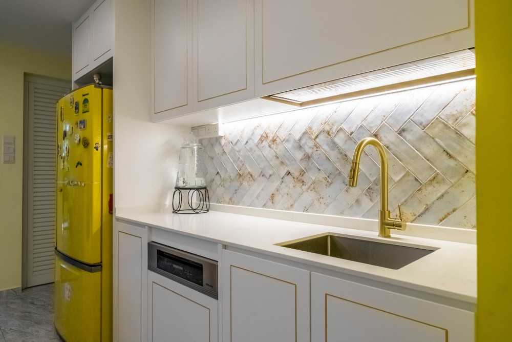 Contemporary Kitchen with Wood Flooring and Kitchen Island