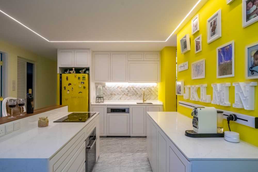 Contemporary Kitchen with Kitchen Window and Kitchen Backsplash