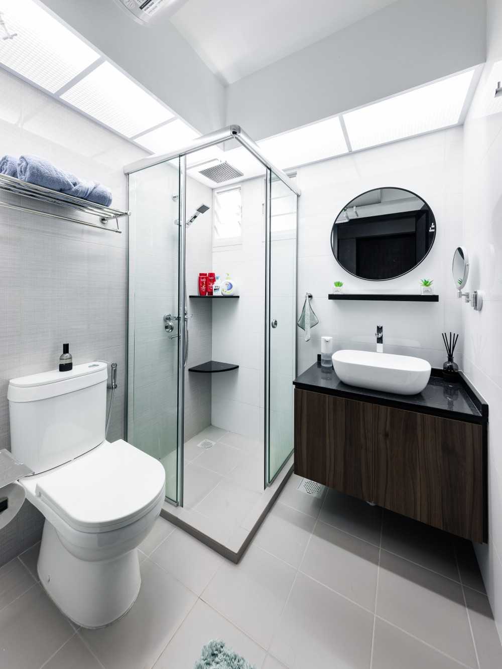Industrial Bathroom with Countertop and Homogeneous Tiles