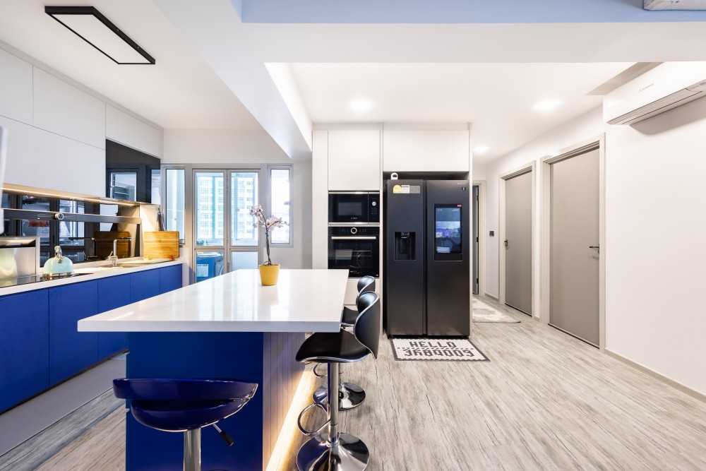 Modern Dining Room with Bar Counter and Downlights