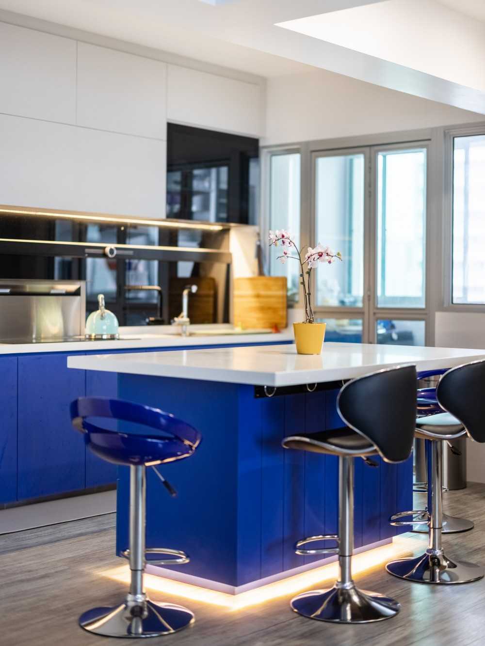 Modern Kitchen with Open Kitchen and Bar Counter