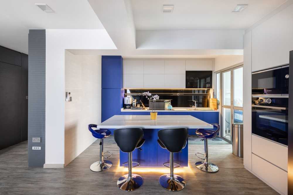 Modern Dining Room with Bar Counter and Kitchen Backsplash