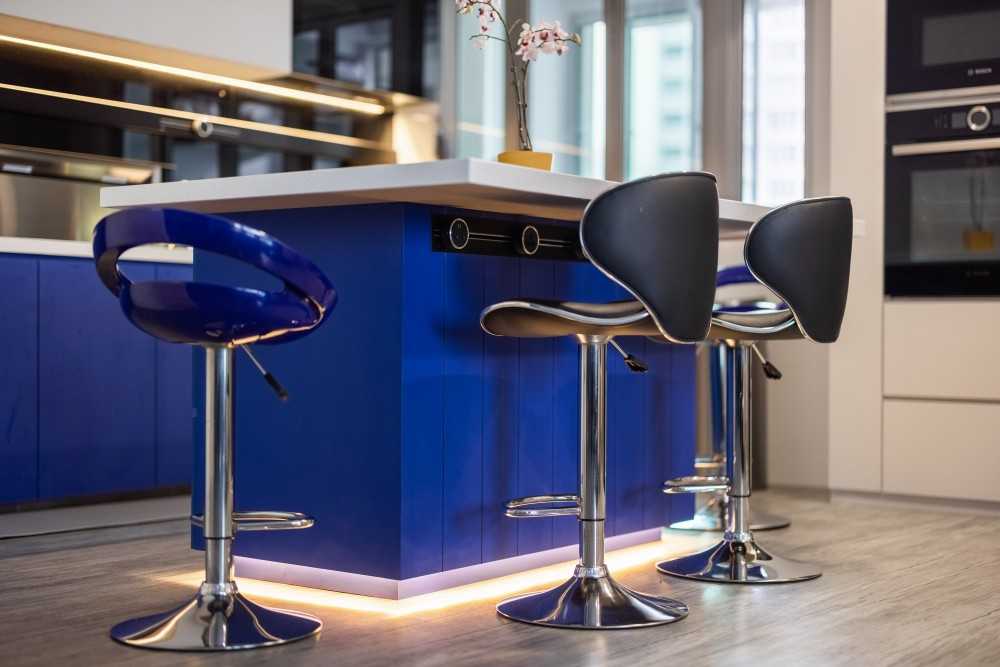 Modern Dining Room with Vinyl Flooring and Bar Counter