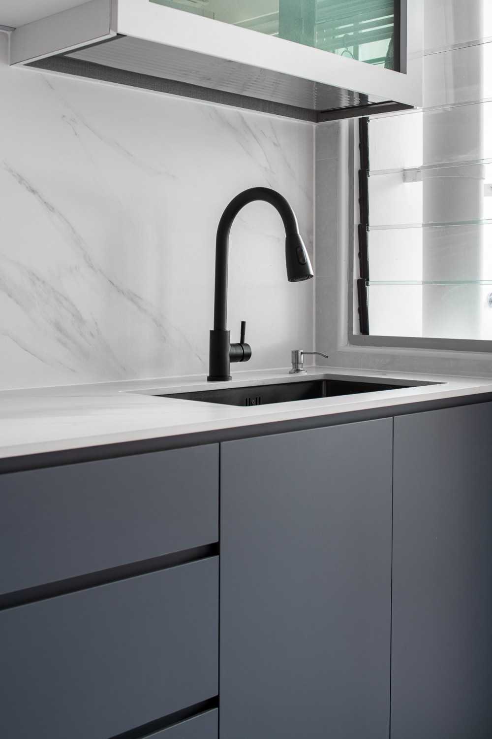 Contemporary Kitchen with Countertop and Homogeneous Tiles