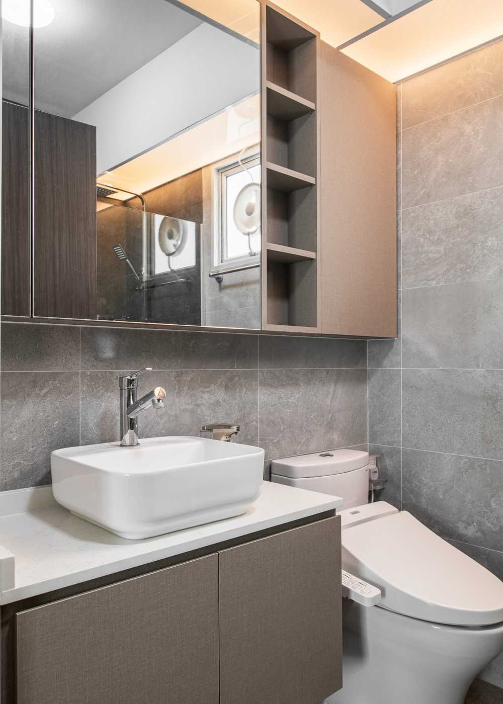 Contemporary Bathroom with Countertop and Homogeneous Tiles
